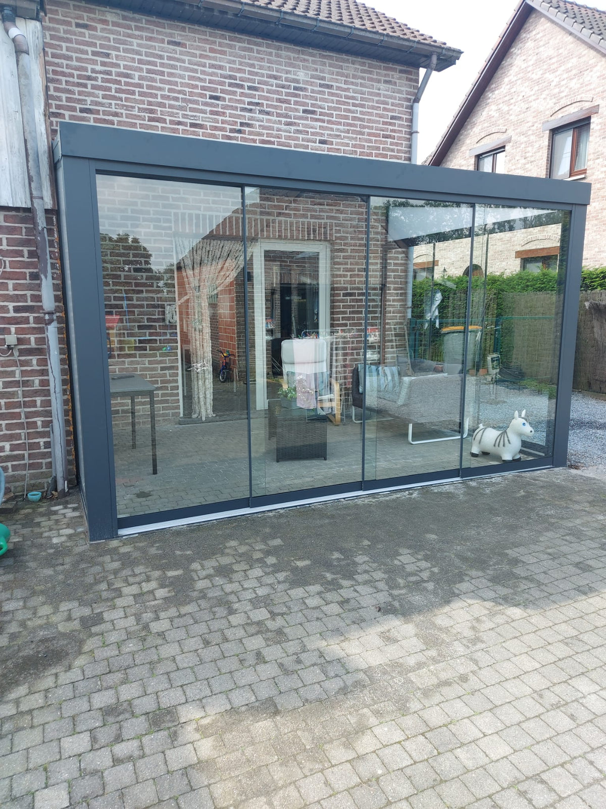 Die Vorteile einer Überdachung mit Glasschiebewänden